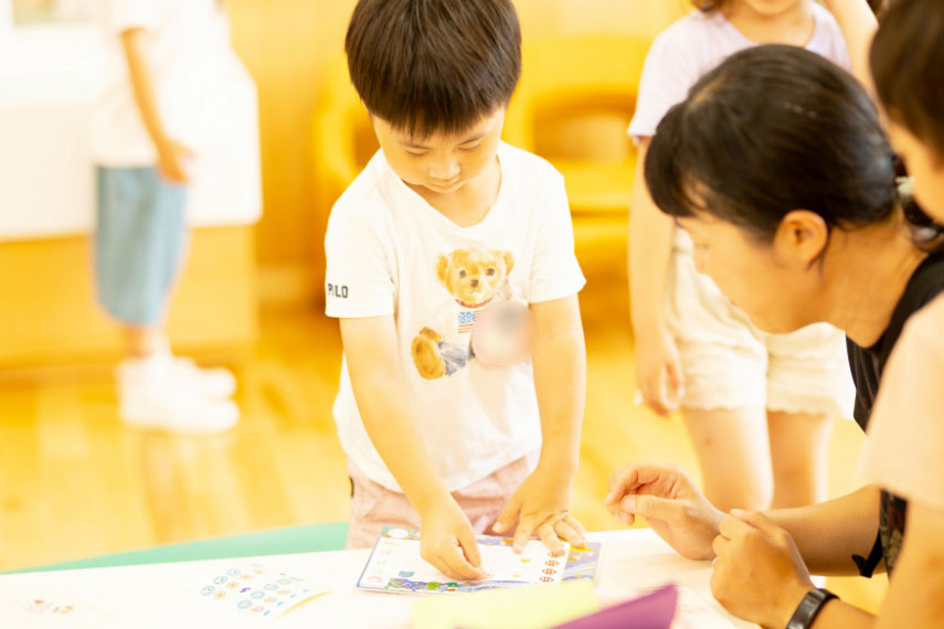 出席ノートに3歳児・4歳児はシールを貼りの様子