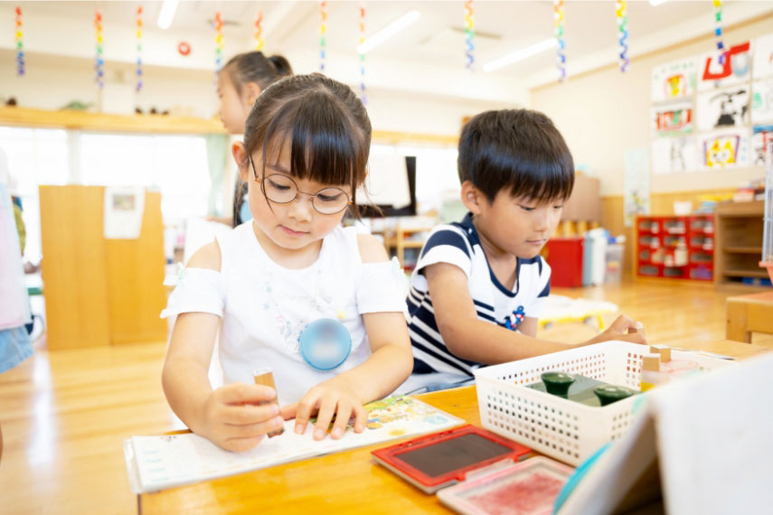 5歳児はハンコを押すの様子